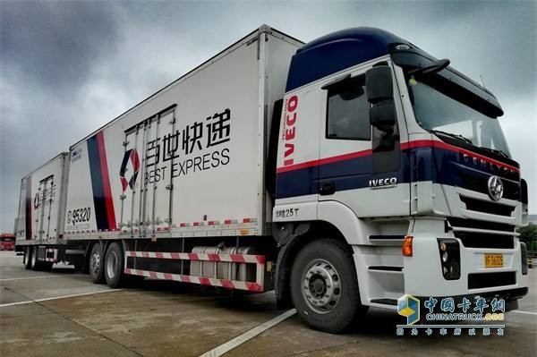 上汽紅巖中置軸貨運(yùn)列車(chē)
