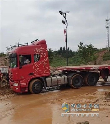 泥濘路況，難不倒聯(lián)合卡車