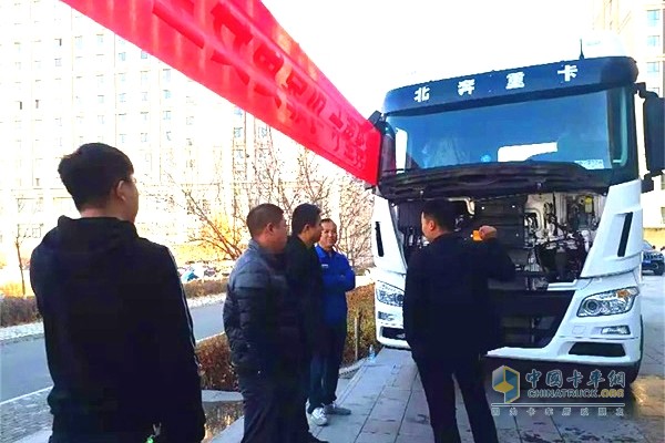對(duì)北奔展車進(jìn)行360度繞車講解