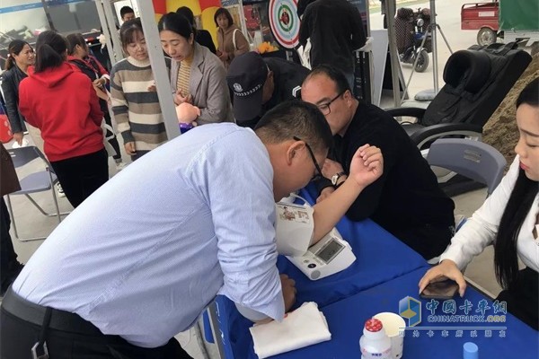 歐曼歐曼超級重卡快手版搭載康明斯X系列發(fā)動機(jī)和采埃孚智能變速箱組成的超級動力鏈，整車具有160萬公里無大修，2年不開缸、不開箱的性能，實現(xiàn)貨運(yùn)效率提升30%，每月出勤率達(dá)28天，完全滿足物流運(yùn)輸對時效性的嚴(yán)苛要求，重新定義全時出工。同時，福田戴姆勒汽車推出“321閃修”服務(wù)承諾，為客戶真正打造“不停車”的服務(wù)體驗，實現(xiàn)卡友運(yùn)輸無憂。