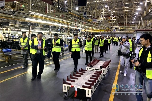 與會嘉賓及部分代表參觀東風商用車車輛工廠