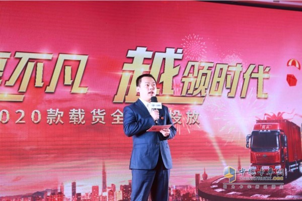 一汽解放汽車(chē)銷(xiāo)售有限公司安徽商代處載貨品系經(jīng)理翟博先生現(xiàn)場(chǎng)產(chǎn)品講解