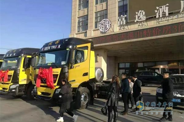 多年來(lái)使用和關(guān)注北奔重卡的客戶(hù)參觀北奔國(guó)六460馬力新品