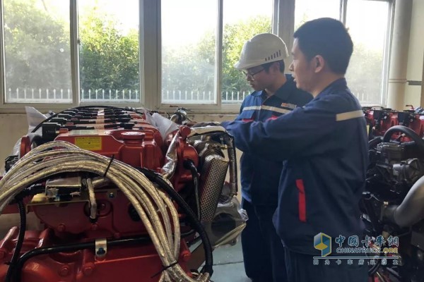 出廠檢的兩位員工正在進(jìn)行一項重大問題的跟蹤反饋