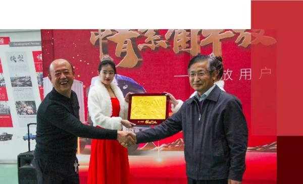 解放銷售公司副總經(jīng)理胡曉冬與車主史鋒一同上臺(tái)一起制作手模留念