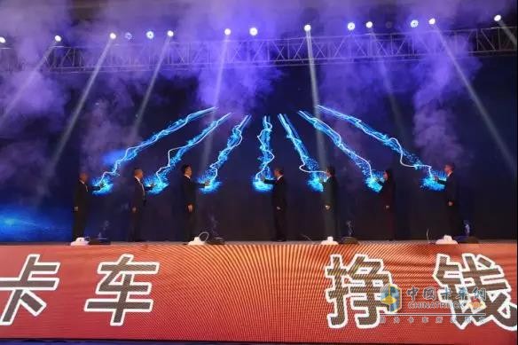 有關(guān)領(lǐng)導(dǎo)按下2019年山東區(qū)域40000輛慶典的啟動按扭