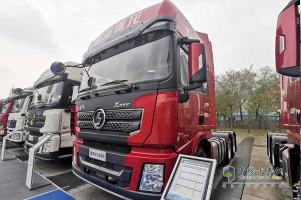 德龍X3000北方版牽引車，標(biāo)配有獨(dú)立暖風(fēng)、主副油箱等滿足寒冷地帶用車的實(shí)用配置