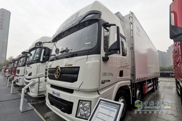 搭載康明斯X12國六動(dòng)力的德龍X3000 8x4輕量化廂式載貨車;