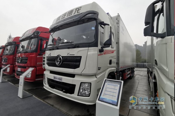 德龍X3000輕快版冷藏載貨車，采用新飛專汽上裝，動(dòng)力為濰柴WP11發(fā)動(dòng)機(jī)，460馬力輸出，最大輸出扭矩2110N·m;