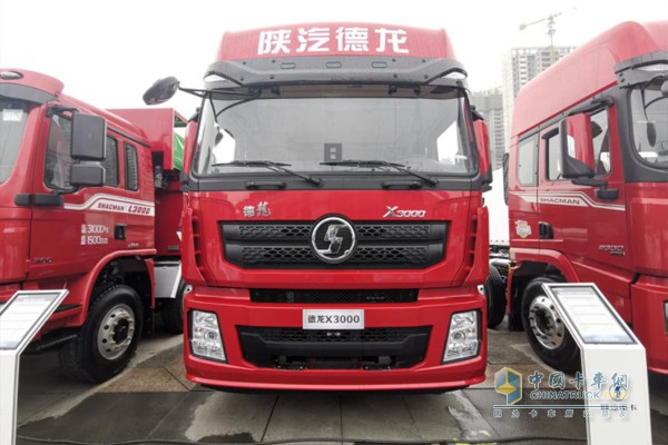 德龍X3000綠通版8X4載貨車，搭載濰柴WP10H發(fā)動(dòng)機(jī)，400馬力輸出，1900N·m最大扭矩，同樣是空氣懸架配置;