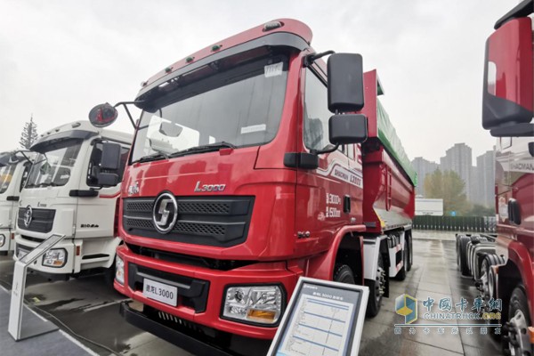 德龍L3000 8x4自卸車，搭載濰柴WP7發(fā)動(dòng)機(jī)，最大功率300馬力，最大扭矩1250N·m，匹配法士特10JSD140T鋁殼變速箱;