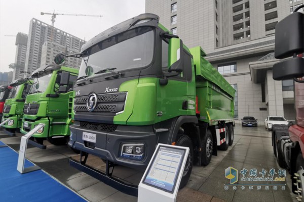 搭載濰柴WP12發(fā)動(dòng)機(jī)德龍X3000城建標(biāo)準(zhǔn)版渣土車，發(fā)動(dòng)機(jī)排量11.596L，430馬力輸出，最大扭矩2060N·m
