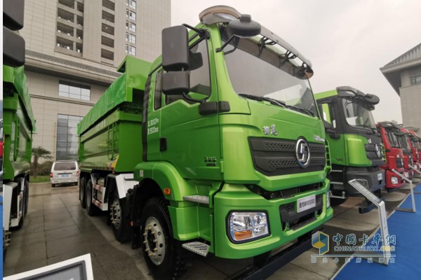 搭載康明斯X12動(dòng)力的新M3000城建標(biāo)準(zhǔn)版國六渣土車，發(fā)動(dòng)機(jī)排量11.8L，功率輸出385馬力，扭矩2000N·m。