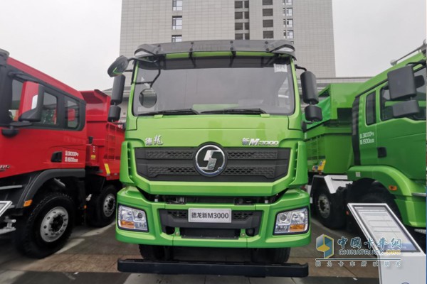 搭載濰柴WP10H國六發(fā)動(dòng)機(jī)的新M3000城建標(biāo)準(zhǔn)版自卸車，排量9.5L，375馬力輸出，最大扭矩1800N·m。