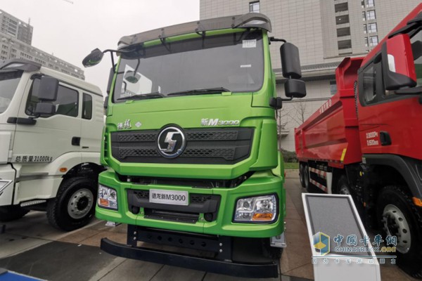 德龍新M3000國六LNG標(biāo)準(zhǔn)版渣土自卸車，430馬力輸出，罐體容積500L。