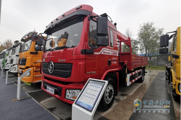 德龍L3000隨車起重運(yùn)輸車，搭載濰柴WP6H國六發(fā)動(dòng)機(jī)，最大功率245馬力，最大扭矩1100N·m;