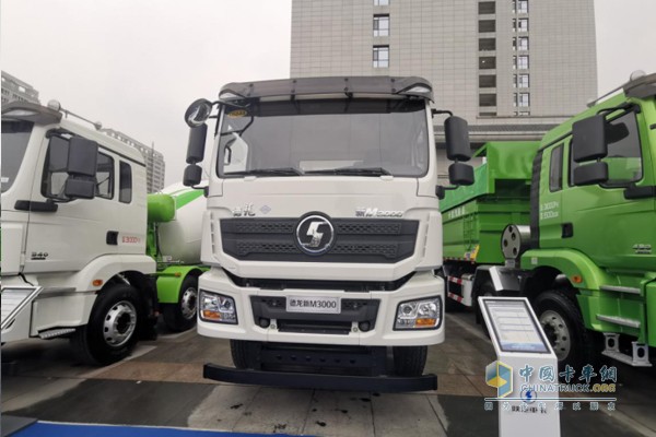 德龍新M3000 LNG標(biāo)準(zhǔn)方量攪拌車，8X4底盤，攪動(dòng)容量7.7m3