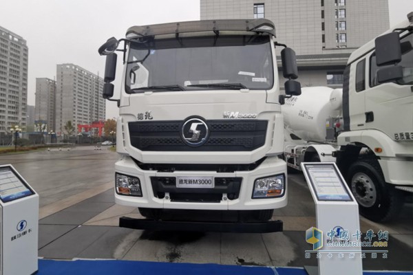 空氣懸架承載的德龍新M30008X4攪拌車，攪拌方量7.95m3。