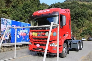 首臺(tái)聯(lián)合卡車國(guó)六清潔能源車型進(jìn)入廈門市場(chǎng)，現(xiàn)場(chǎng)眾多優(yōu)惠回饋卡友