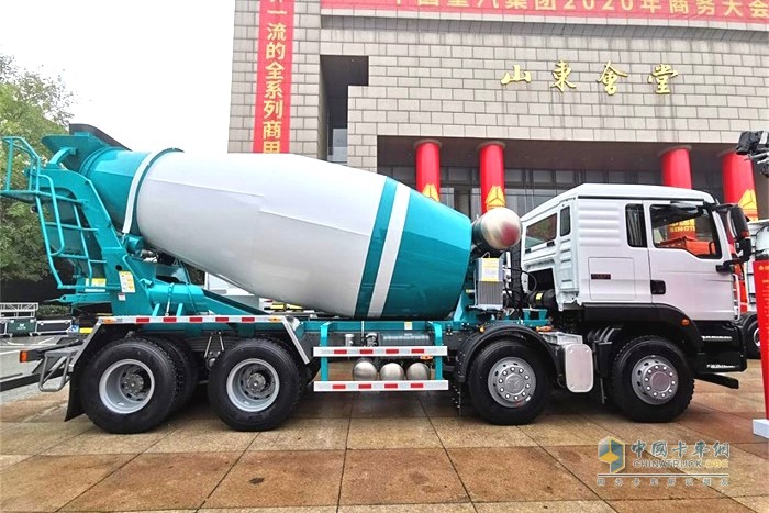 汕德卡產(chǎn)品嚴(yán)守法規(guī)，推出最新8x4水泥攪拌車(chē)