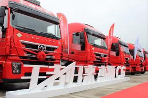 現(xiàn)場(chǎng)簽單170臺(tái) 紅巖杰獅C6 LNG牽引車(chē)王者歸來(lái)引爆山城