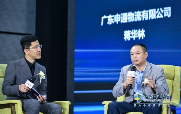 廣州申通物流有限公司的車隊(duì)長(zhǎng)蔣華林(右)