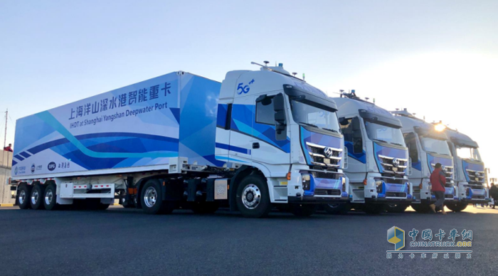 上汽紅巖5G智能重卡“自個兒”完成了全球首次5G+集裝箱智能轉運任務