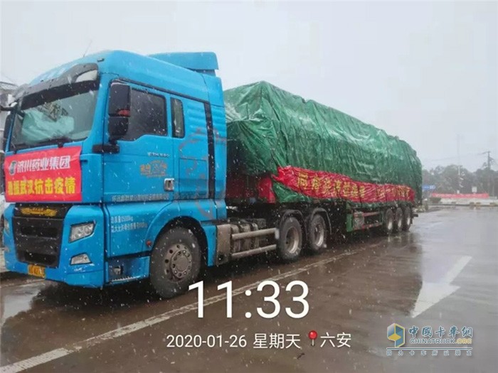 中國(guó)重汽服務(wù)站為運(yùn)送物資車輛提供親人服務(wù)