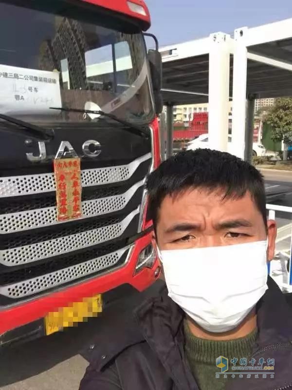 不顧家人反對，毅然加入了建筑材料運輸車隊的劉蘇