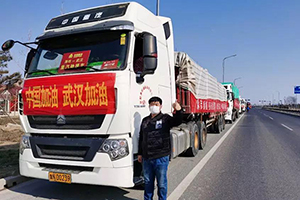 共克時艱 中國重汽車隊將濰柴動力捐贈的200噸“愛心菜”運抵武漢！