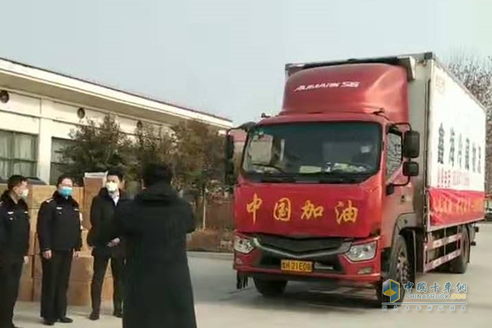 鑫海冷鏈物流車隊(duì)向濟(jì)寧各大警察局、醫(yī)院等一線部門免費(fèi)派送新鮮蔬菜水果