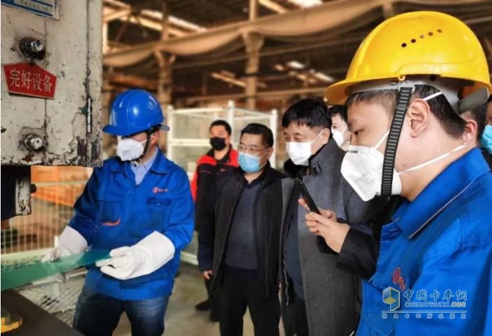 2020年2月9日下午，陜西省政府副秘書長蘭建文到陜汽就防疫物資生產(chǎn)情況進(jìn)行專題調(diào)研。陜汽控股黨委書記、董事長袁宏明陪同調(diào)研。