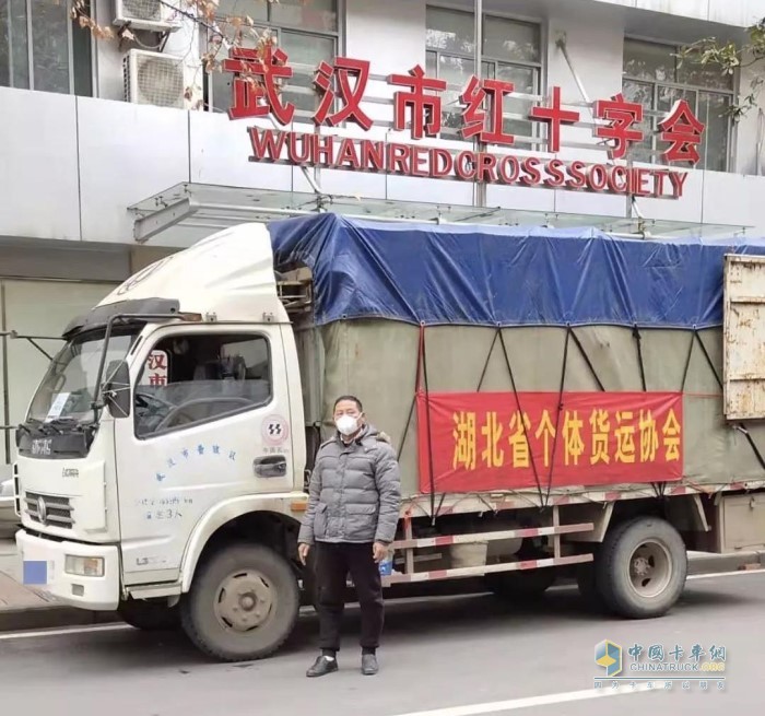 肖昌文在武漢紅十字會(huì)門(mén)前