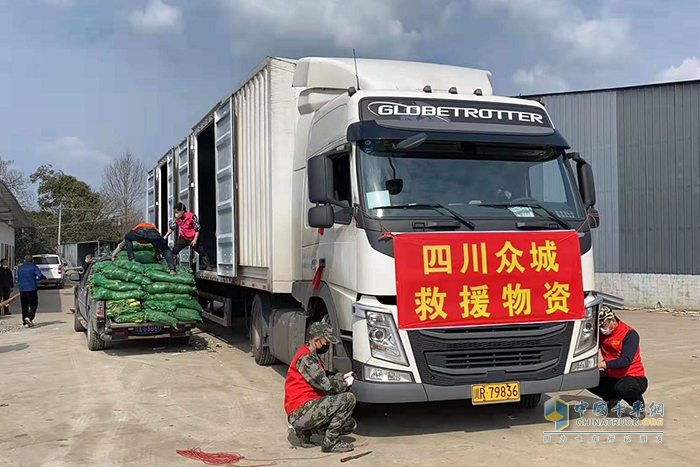 60多名志愿者完成了兩臺車合計(jì)50噸蔬菜的采摘、打包、裝車工作