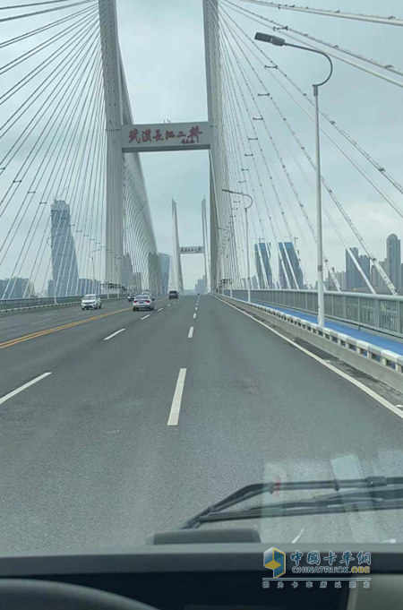 經(jīng)過20個小時的奔波，李明抵達(dá)武漢境內(nèi)。