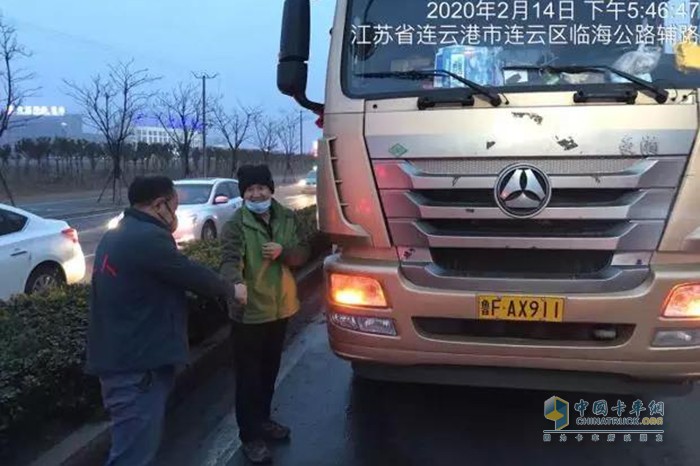 維修完畢后，于師傅緊緊握住孫站長的手表示感謝