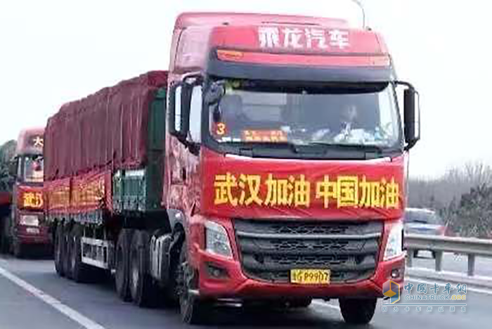 1月28日，20多位駕駛員“人歇車不歇”，駕駛14輛滿載新鮮蔬菜的大貨車火速駛向武漢