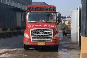 致敬舍棄節(jié)日戰(zhàn)疫情的逆行者，乘龍汽車致敬卡車英雄！