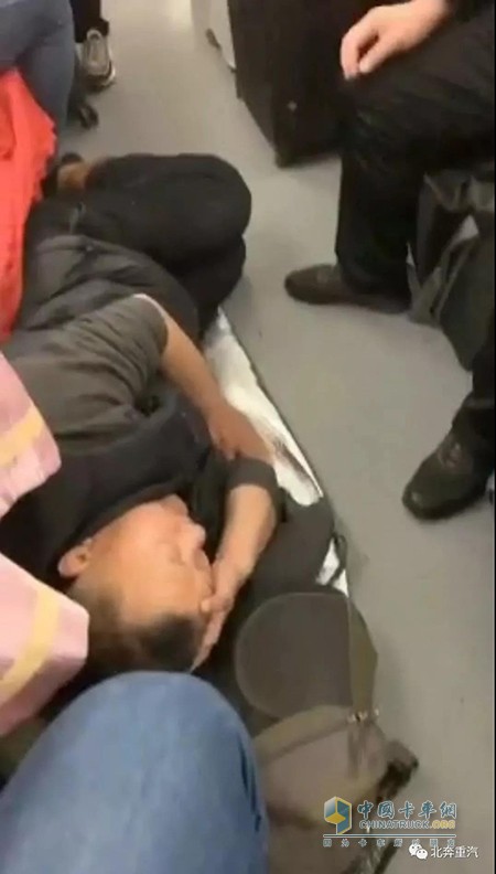 圖為送車公司將車輛送達(dá)天津后，買不到返程車票，睡在車廂過道上