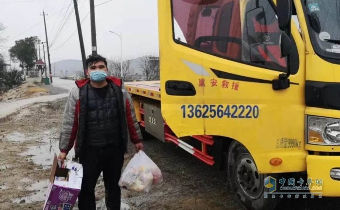 濰柴服務人員第一時間趕赴車輛受困地，并為司機送去了食物