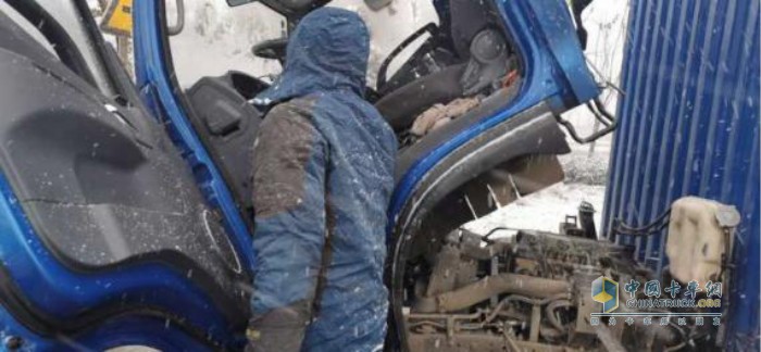 江淮服務(wù)站工作人員冒雪對車輛進(jìn)行排查