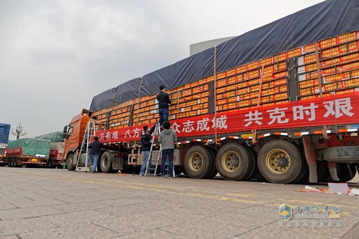 滿滿物資的乘龍汽車(chē)