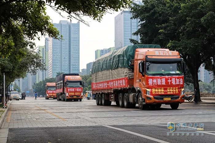 5輛滿載著捐贈(zèng)物資的乘龍汽車(chē)