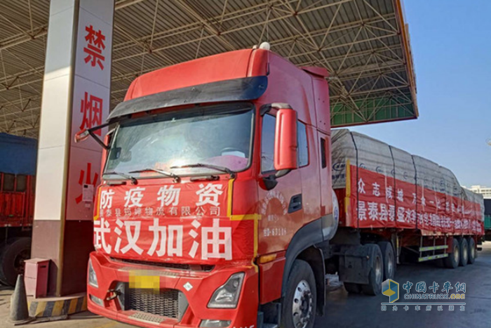 讓自己的卡車望一眼“娘家”，祈禱它的“娘家”快快好起來
