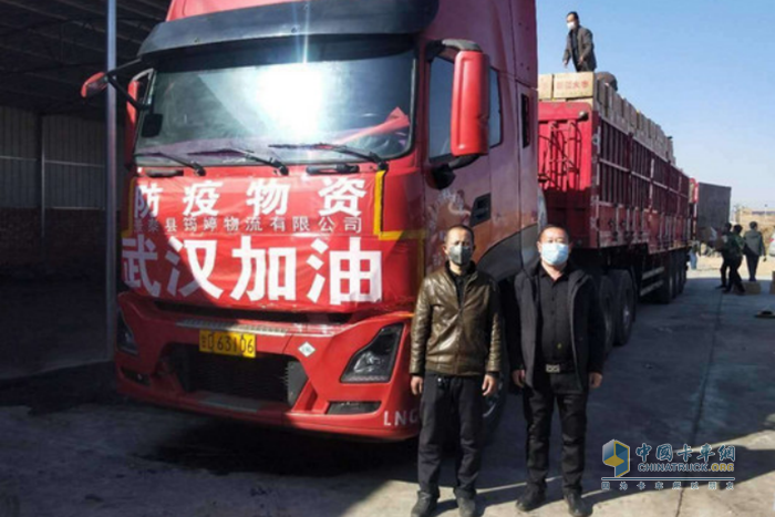 根據(jù)東風(fēng)車聯(lián)網(wǎng)大數(shù)據(jù)顯示，至少有6萬多東風(fēng)商用車運輸人仍舊日夜兼程地戰(zhàn)斗在疫情前線