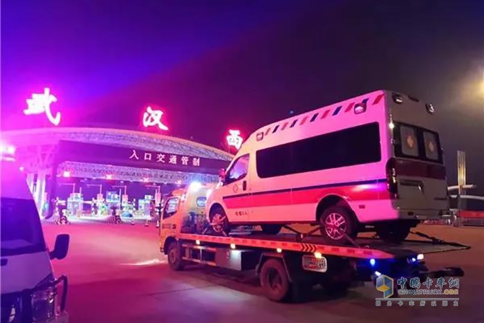 將東風(fēng)御風(fēng)監(jiān)護型救護車送達(dá)協(xié)和武漢紅十字會醫(yī)院