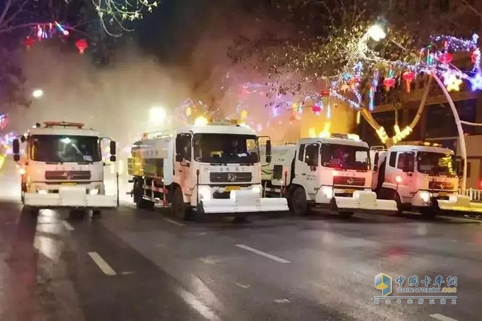 搭載東風(fēng)天錦底盤的霧炮車、灑水車等消毒作業(yè)車輛