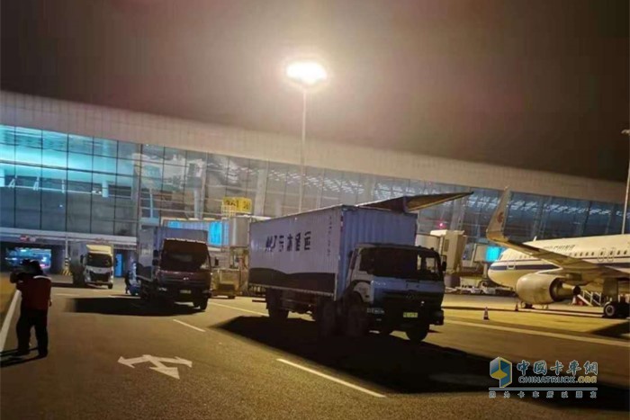 深夜仍在執(zhí)行運輸任務(wù)的新凱力車隊