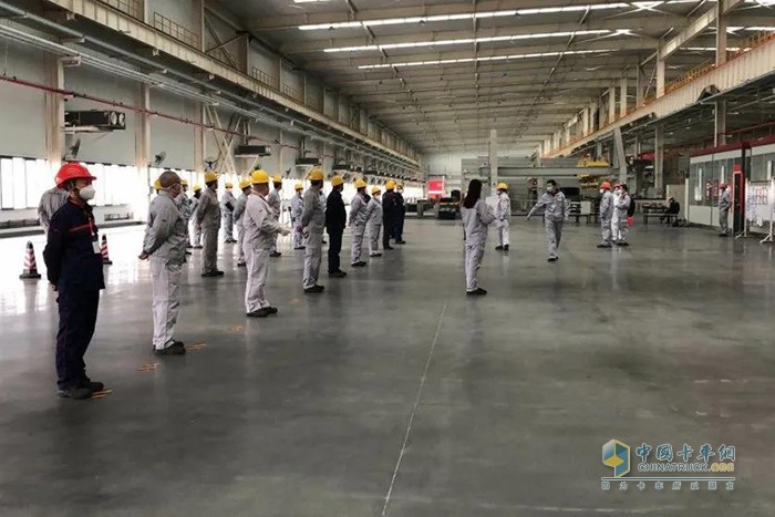 動員會上，車輛工廠廠長張金安要求大家要高度重視疫情防控工作，抓好疫情防疫工作在現(xiàn)場的落地