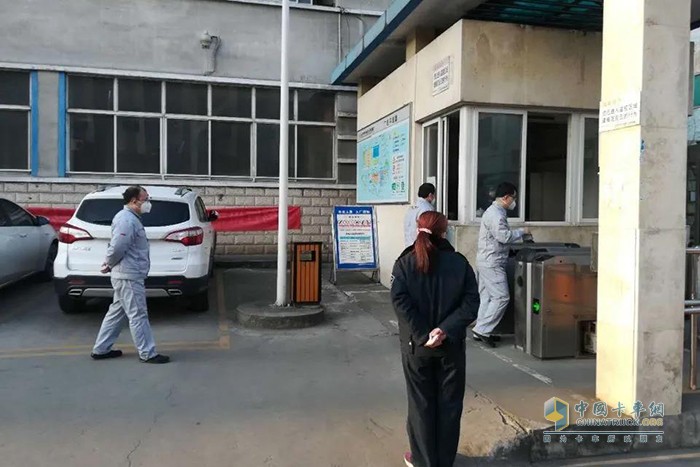 來到廠門口時，大家間隔1.5米左右排隊檢測體溫、填寫承諾書后進入車間現(xiàn)場